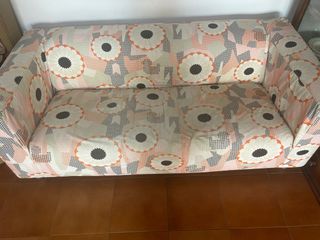 Sofá estampado floral multicolor. Modelo Klippan