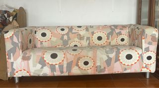 Sofá estampado floral multicolor. Modelo Klippan