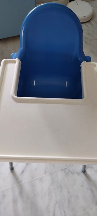 Trona IKEA azul y blanca