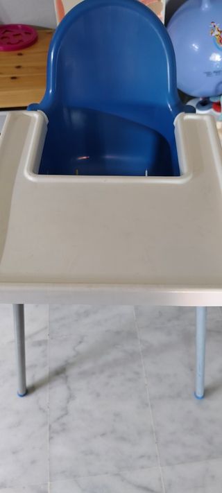 Trona IKEA azul y blanca
