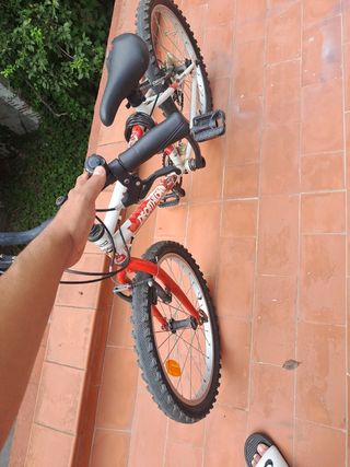 Bicicleta infantil blanca y roja