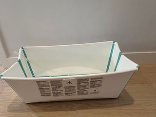 Bañera Stoke con reductor para bebé