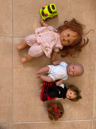 Lote de 3 muñecas y 1 cochecito