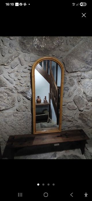 Espejo de bambú con marco curvo