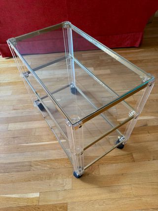 Mesa auxiliar con ruedas dorada y cristal