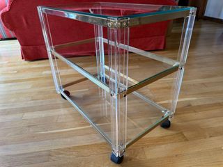 Mesa auxiliar con ruedas dorada y cristal