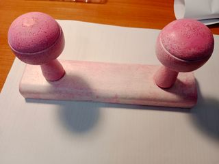 Perchero de madera pintado en rosa
