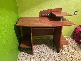 Mesa de escritorio de madera y cristal