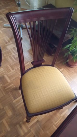 Silla antigua de comedor de madera