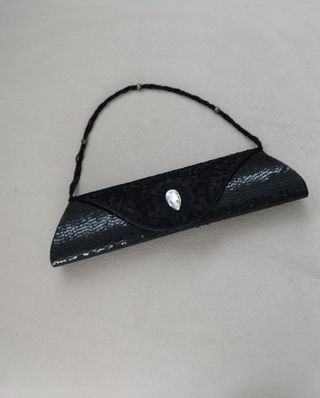 Cartera de mano negra con pedrería