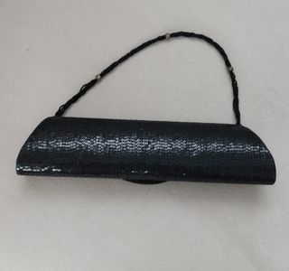 Cartera de mano negra con pedrería