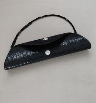 Cartera de mano negra con pedrería
