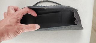 Cartera de mano negra con pedrería