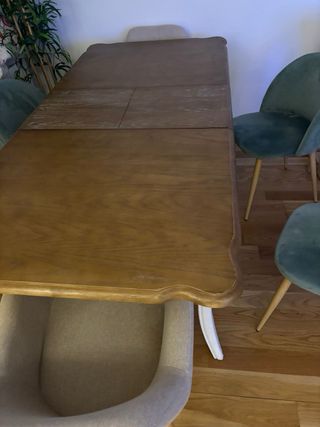 Mesa de salón de madera