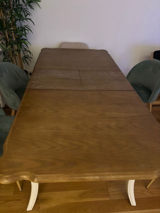 Mesa de salón de madera