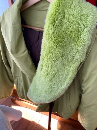 Chaqueta verde con cuello de pelo, Van Dos Madrid