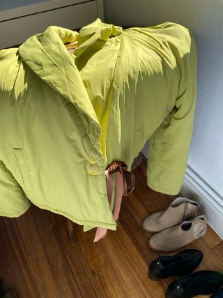 Chaqueta verde con cuello de pelo, Van Dos Madrid