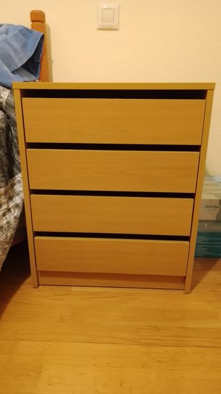 Cajonera de madera color beige y marrón