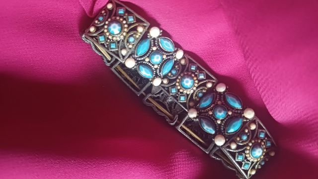 Pulsera plateada con piedras turquesa