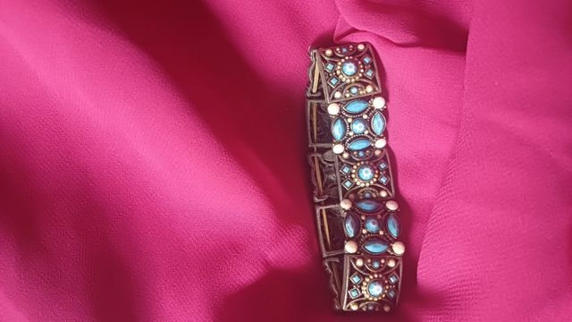 Pulsera plateada con piedras turquesa