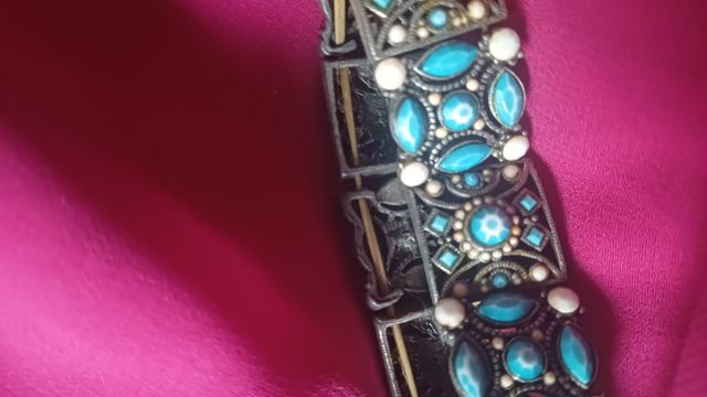 Pulsera plateada con piedras turquesa