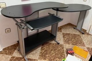 Escritorio grande para estudiar con estantes.