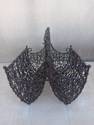 Cesta de alambre decorativa