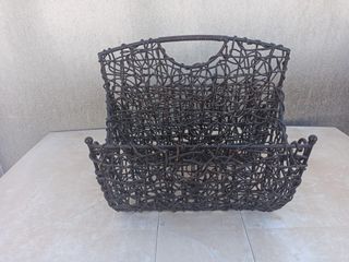 Cesta de alambre decorativa