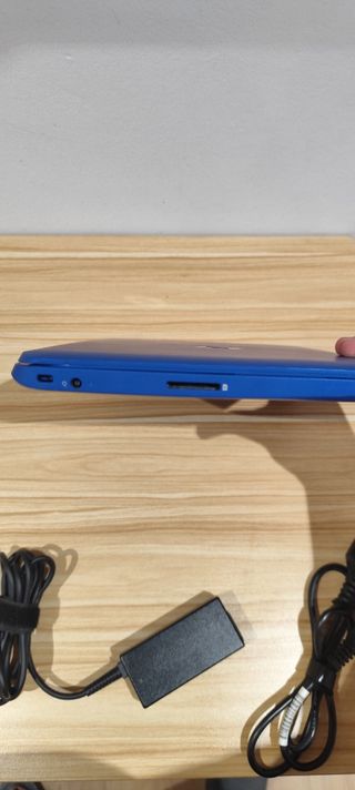 Ordenador portátil pequeño HP Azul.