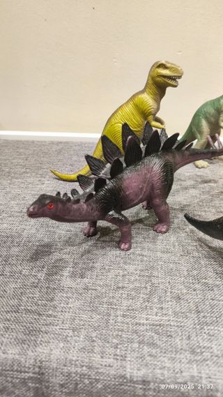 Figuras de dinosaurios de juguete