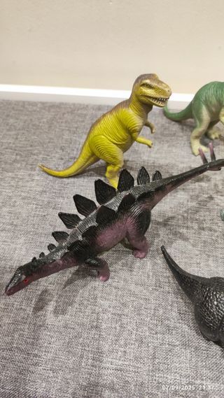 Figuras de dinosaurios de juguete