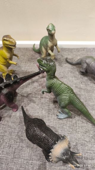 Figuras de dinosaurios de juguete