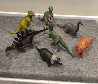 Figuras de dinosaurios de juguete