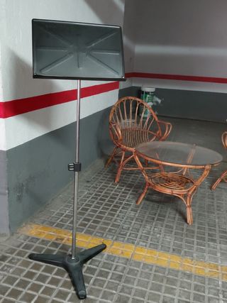 Atril metálico extensible hasta 1,50m