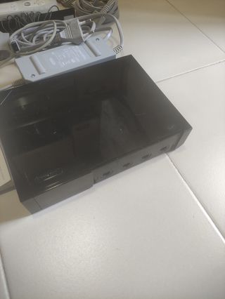 Nintendo Wii con un mando, un Nunchuk y 5 juegos