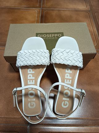 Sandalias Gioseppo blancas trenzadas