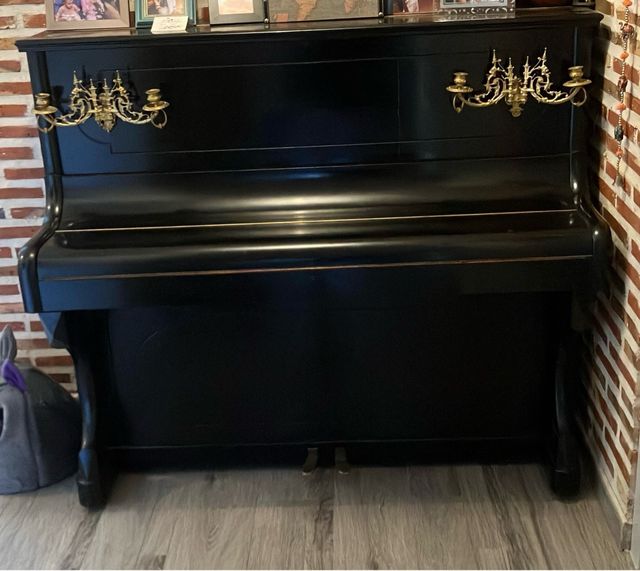 Piano de pared negro Montano