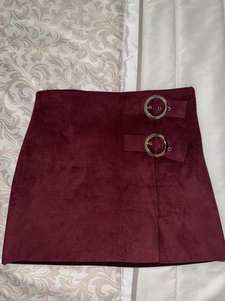 Falda burdeos con hebillas
