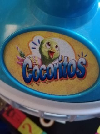 Cocoritos in gabbia che canta