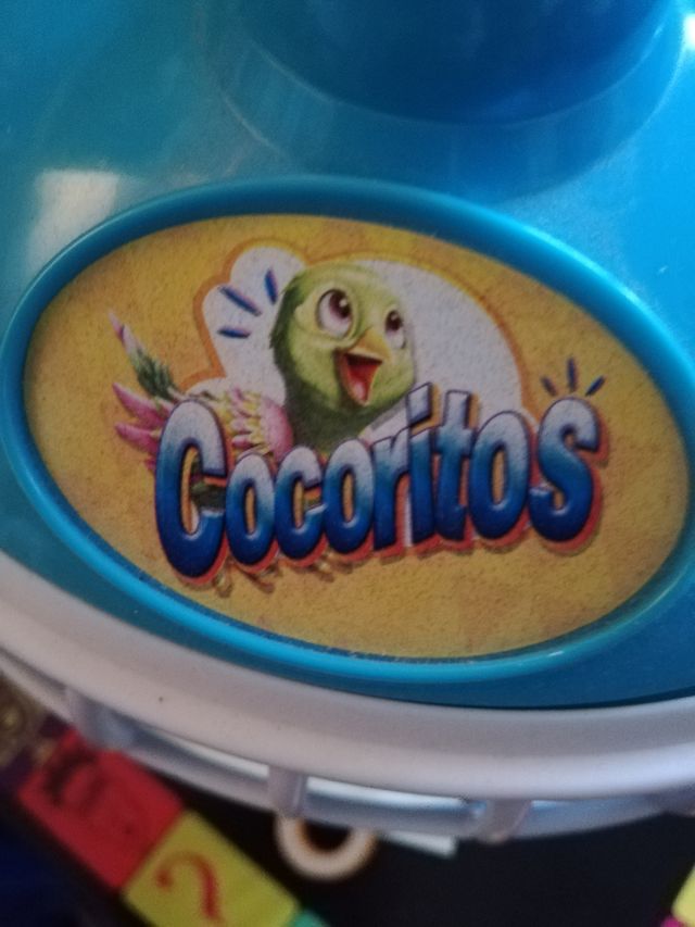 Cocoritos in gabbia che canta