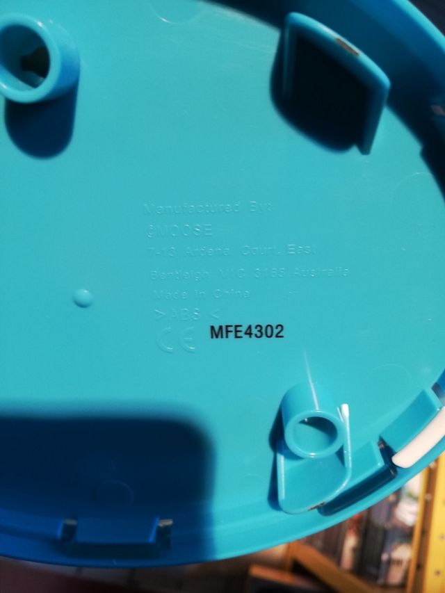 Cocoritos in gabbia che canta