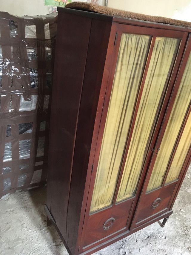 Vitrina Antigua Caoba con Cristales