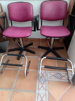Dos sillones de peluquería rosas