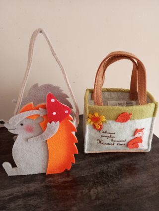 Cestini in pannolenci decorati