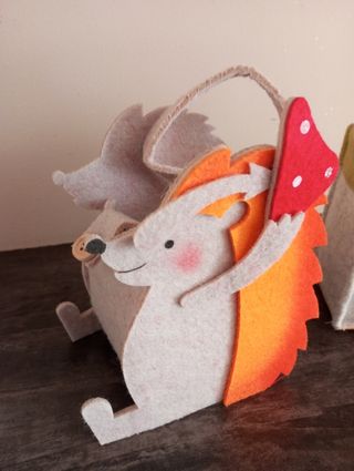 Cestini in pannolenci decorati