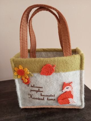 Cestini in pannolenci decorati