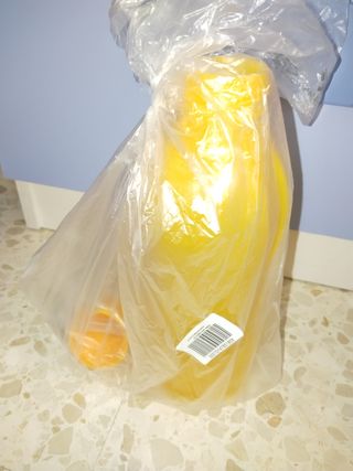 Botella de agua amarilla