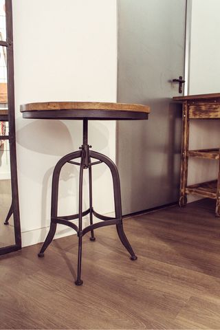 Mesa redonda elevable estilo industrial