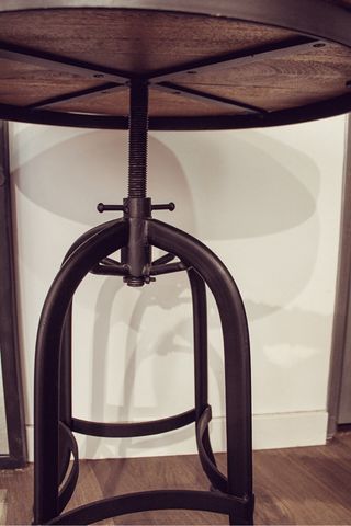 Mesa redonda elevable estilo industrial