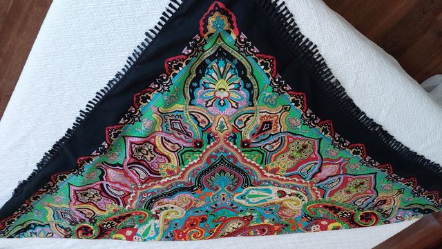 Pañuelo estampado multicolor con flecos